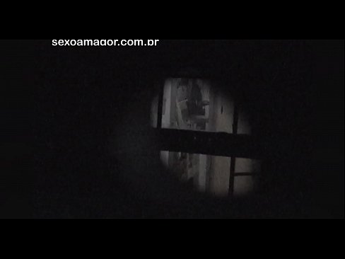 ❤️ Blondie estas sekrete filmita fare de najbara voyeur kaŝita malantaŭ kavaj brikoj Porno ĉe porno eo.porngifer.ru